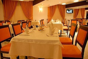 Se sirven comidas, cenas y cocina internacional