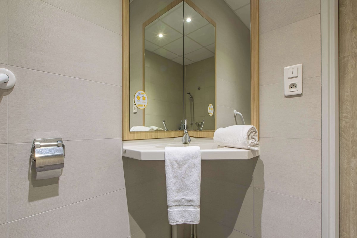 standard room, 1 double bed | accessible bathroom