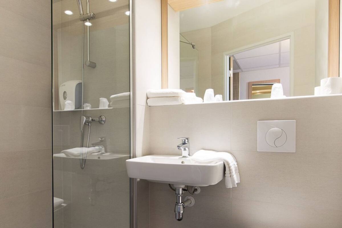 Kylpyhuone | Suihku, sadesuihkupää, ympäristöystävälliset hygieniatuotteet