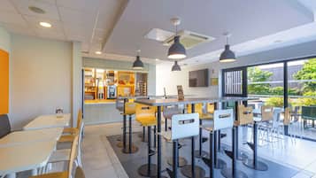 Desayuno buffet diario (EUR 7.4 por persona)