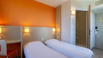 Habitación estándar, 2 camas individuales | Ropa de cama de alta calidad, escritorio y insonorización