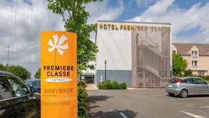 Een hotelentree met een opvallend bord voor Premiere Classe Hotels.
