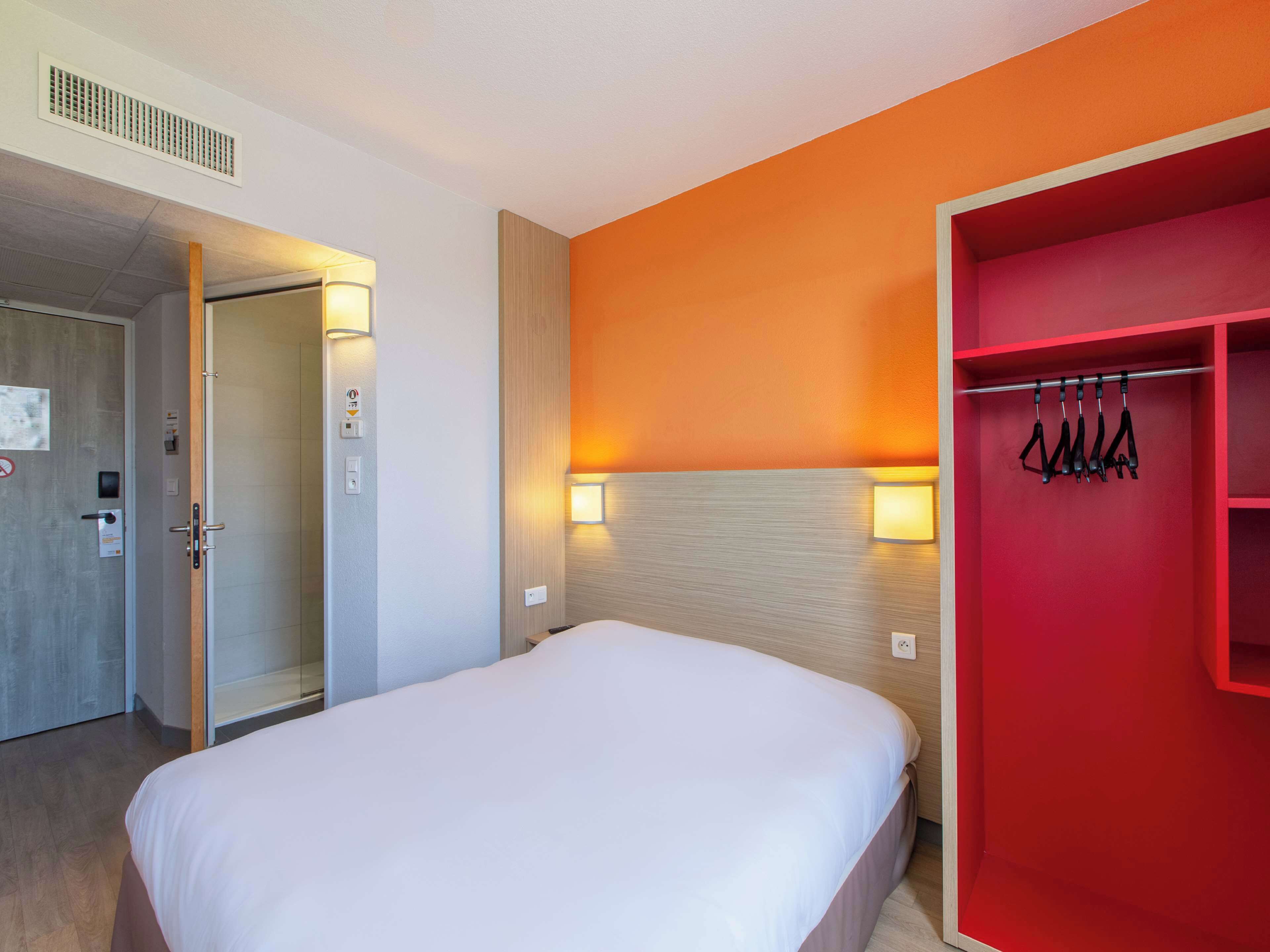 standard room, 1 double bed | premium bedding, desk, soundproofing, iron/ironing board