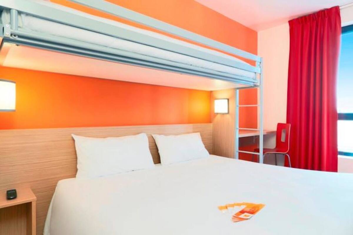 Ylelliset vuodevaatteet, työpöytä, äänieristys, silitysrauta/-lauta