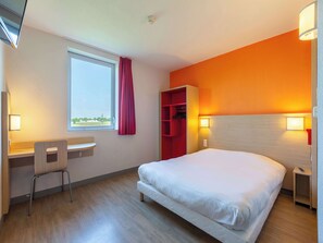 Rom – standard, 1 dobbeltseng | Sengetøy av topp kvalitet, skrivebord, lydisolert og strykejern/-brett