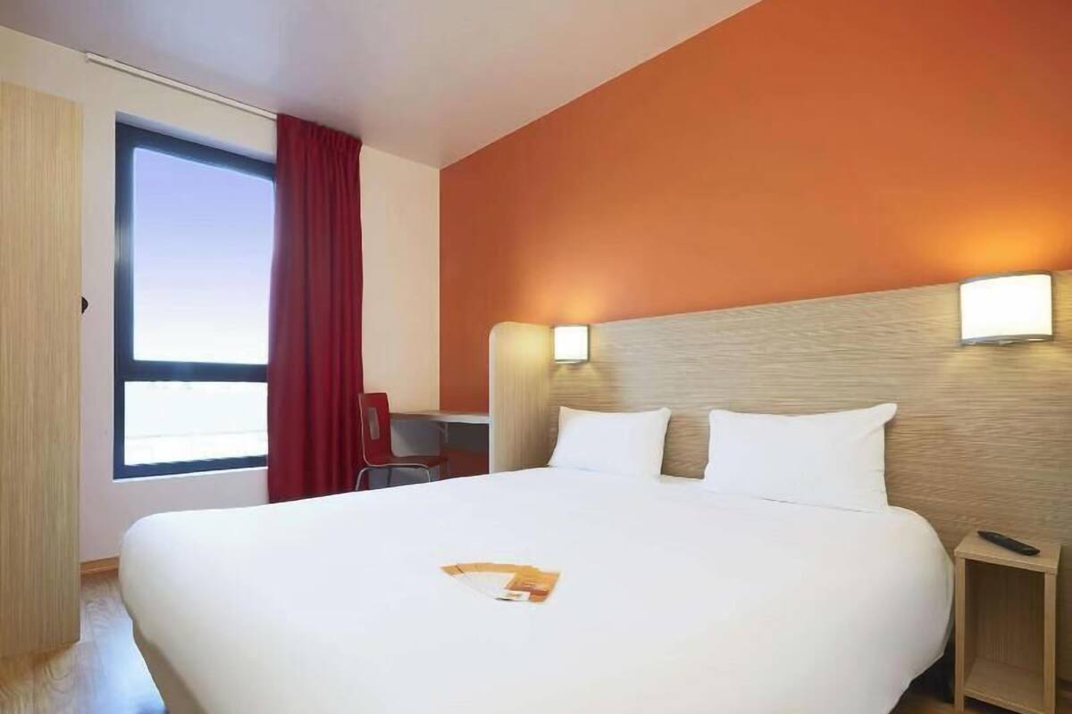 Ylelliset vuodevaatteet, työpöytä, äänieristys, silitysrauta/-lauta