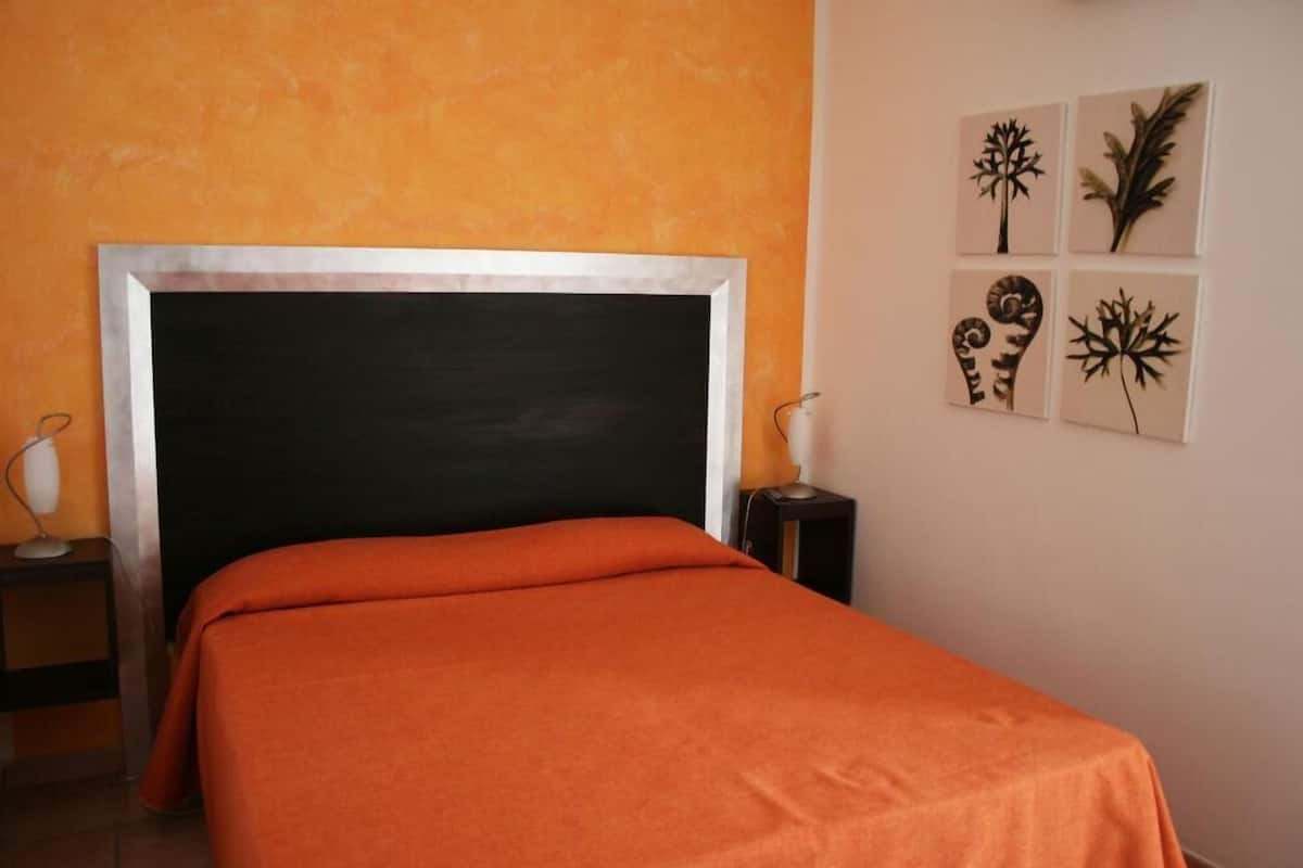 Premium bedding, desk, soundproofing, cribs (free)