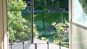 Executive Apartment, 2 Bedrooms, Kitchen, Garden View | Garden
