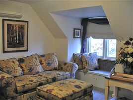 Executive Apartment, 2 Bedrooms, Kitchen, Garden View | Living area