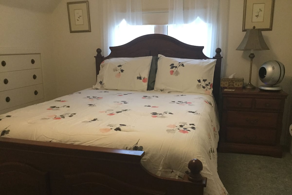 2 habitaciones, ropa de cama de alta calidad, cubrecamas y escritorio