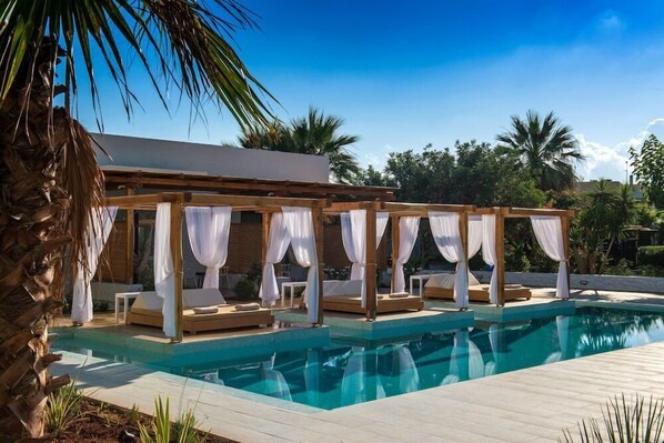 2 outdoor pools