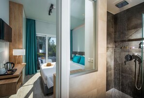 Minibar, in-room safe, iron/ironing board