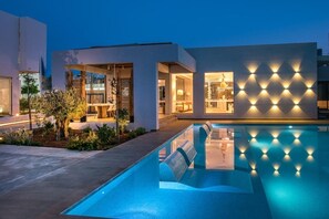 2 outdoor pools