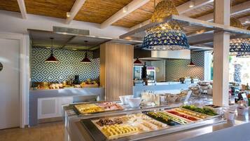 Se sirven desayunos, cenas y cocina griega con vista a la playa