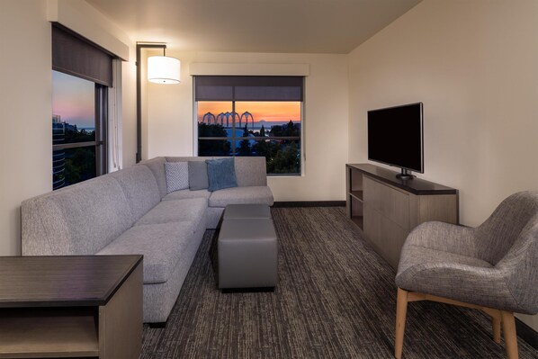 In-room safe, desk, blackout curtains, iron/ironing board - Hyatt House Seattle/Downtown (Seattle)