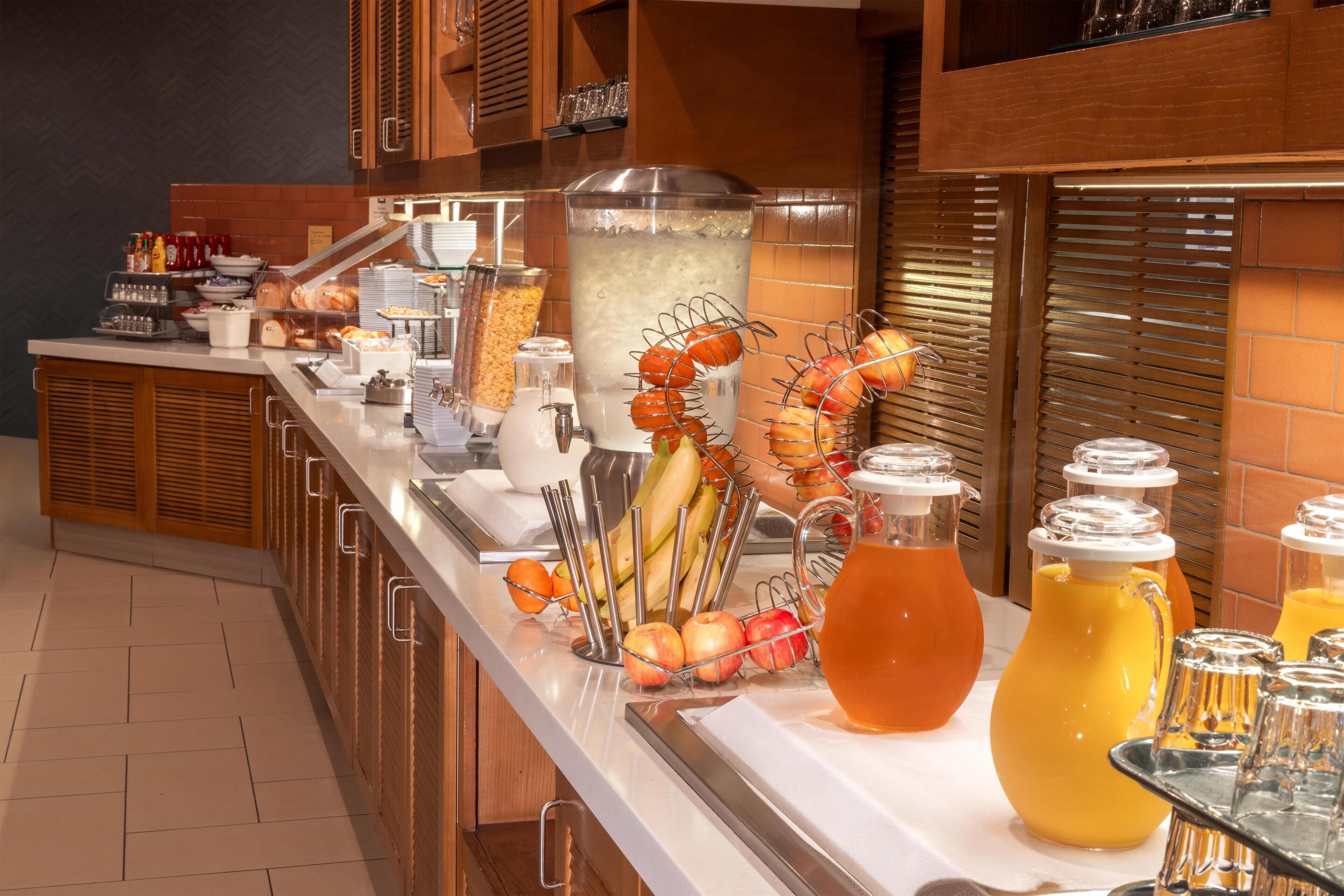 Un buffet de petit-déjeuner proposant une variété d'aliments et de boissons.