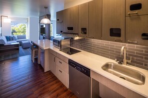 스위트, 킹사이즈침대 1개 및 소파베드, 장애인 지원 (Shower) | 객실 내 금고, 책상, 암막 커튼, 다리미/다리미판