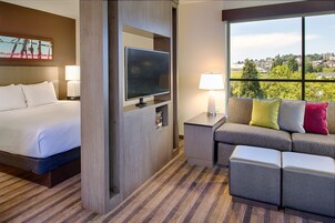 Íróasztal, sötétítőfüggöny és vasaló/vasalódeszka