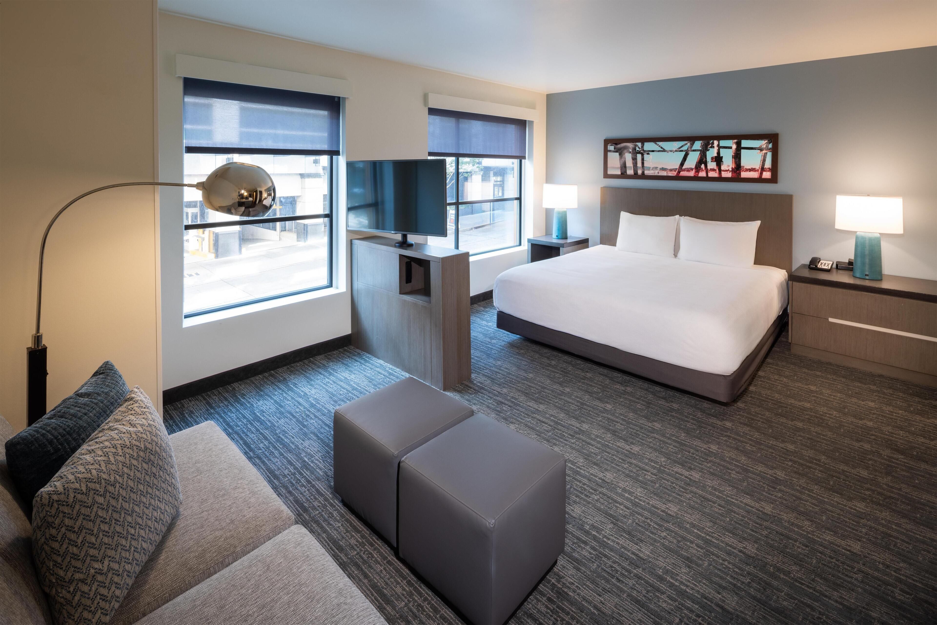 룸, 킹사이즈침대 1개 및 소파베드, 롤인 샤워 시설 (with Den) | 객실 내 금고, 책상, 암막 커튼, 다리미/다리미판