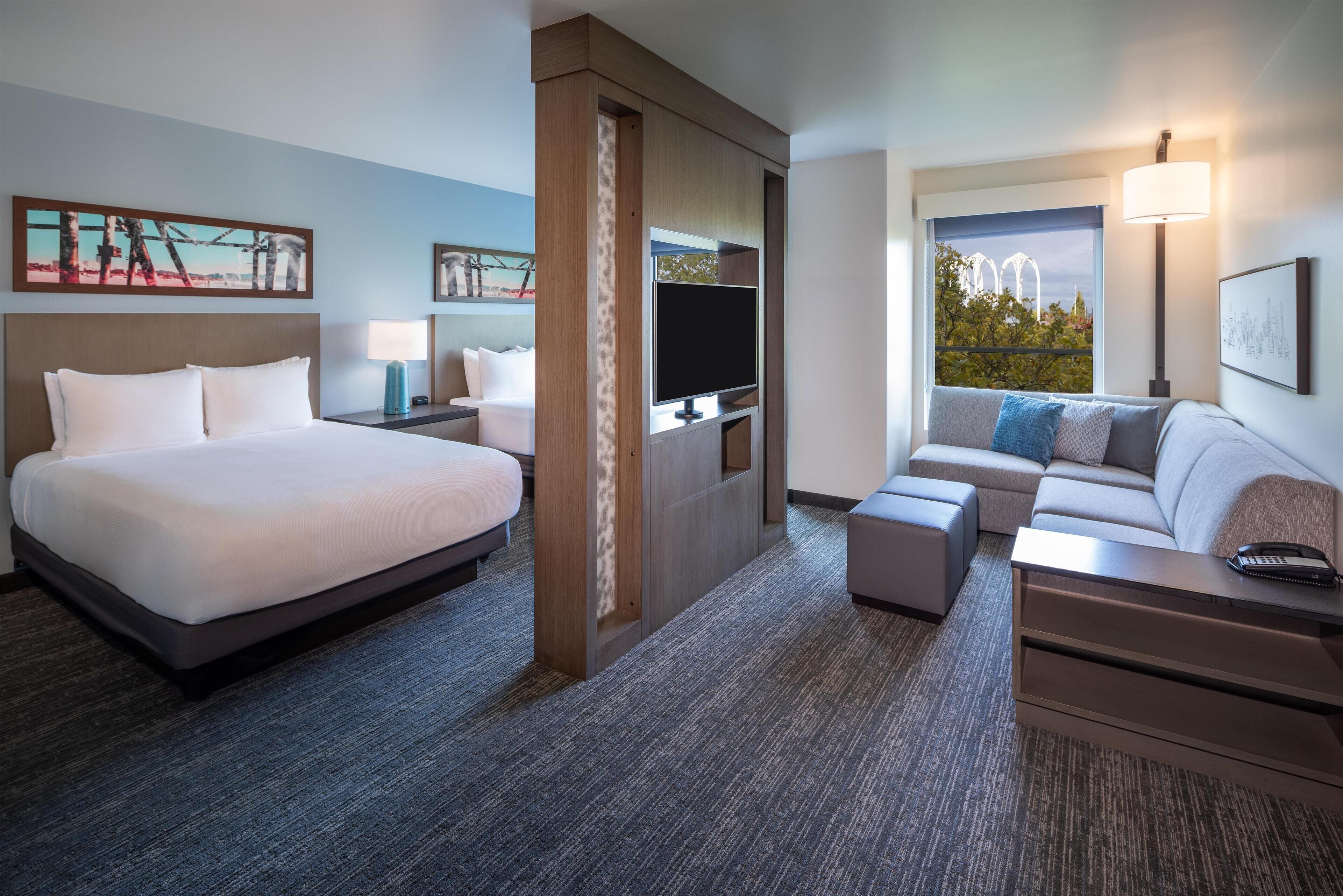 Studio, Multiple Beds (Space Needle View) | Desk, blackout drapes, iron/ironing board, free cribs/infant beds