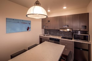 Suite, 1 habitación, con acceso para personas discapacitadas, tina | Cocina privada | Refrigerador, microondas y cafetera y tetera