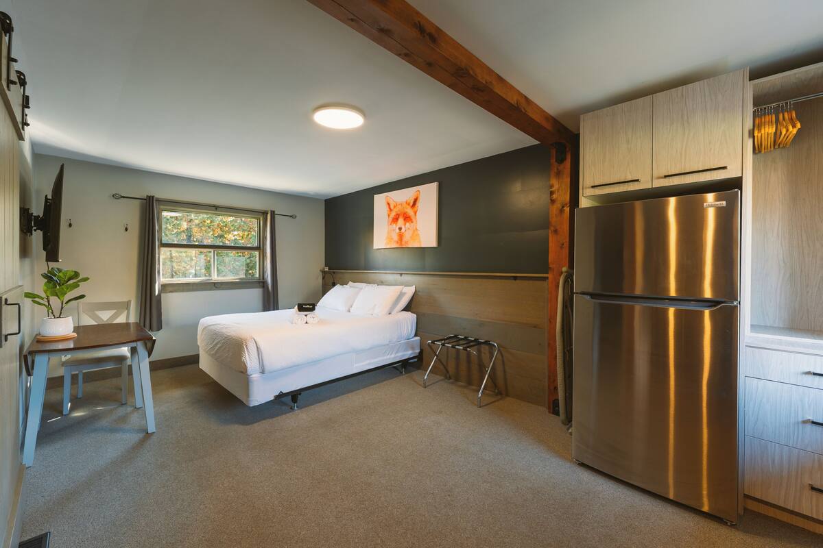 King Family Room | Desk, soundproofing, WiFi (free)