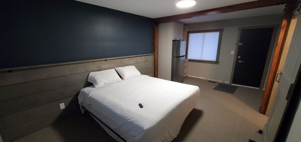 King Family Room | Desk, soundproofing, free WiFi