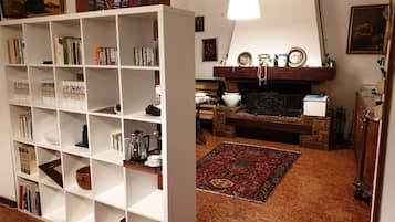 Habitación con 2 camas individuales | Área de sala de estar | Televisión de pantalla plana