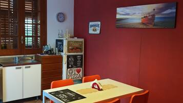 Dubbelrum | Eget kök | Kylskåp, mikrovågsugn (vid begäran) och kaffe- och tebryggare