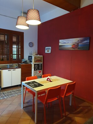 Quarto casal | Cozinha privada | Geladeira, micro-ondas (mediante solicitação), cafeteira/chaleira