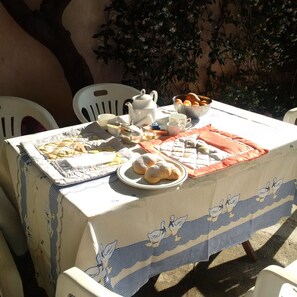 Outdoor dining - B&B Mondello (Palermo)