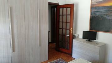 Double Room | Iron/ironing board, rollaway beds, free WiFi