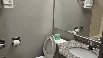 Tina con regadera y toallas