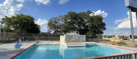 Una piscina al aire libre de temporada