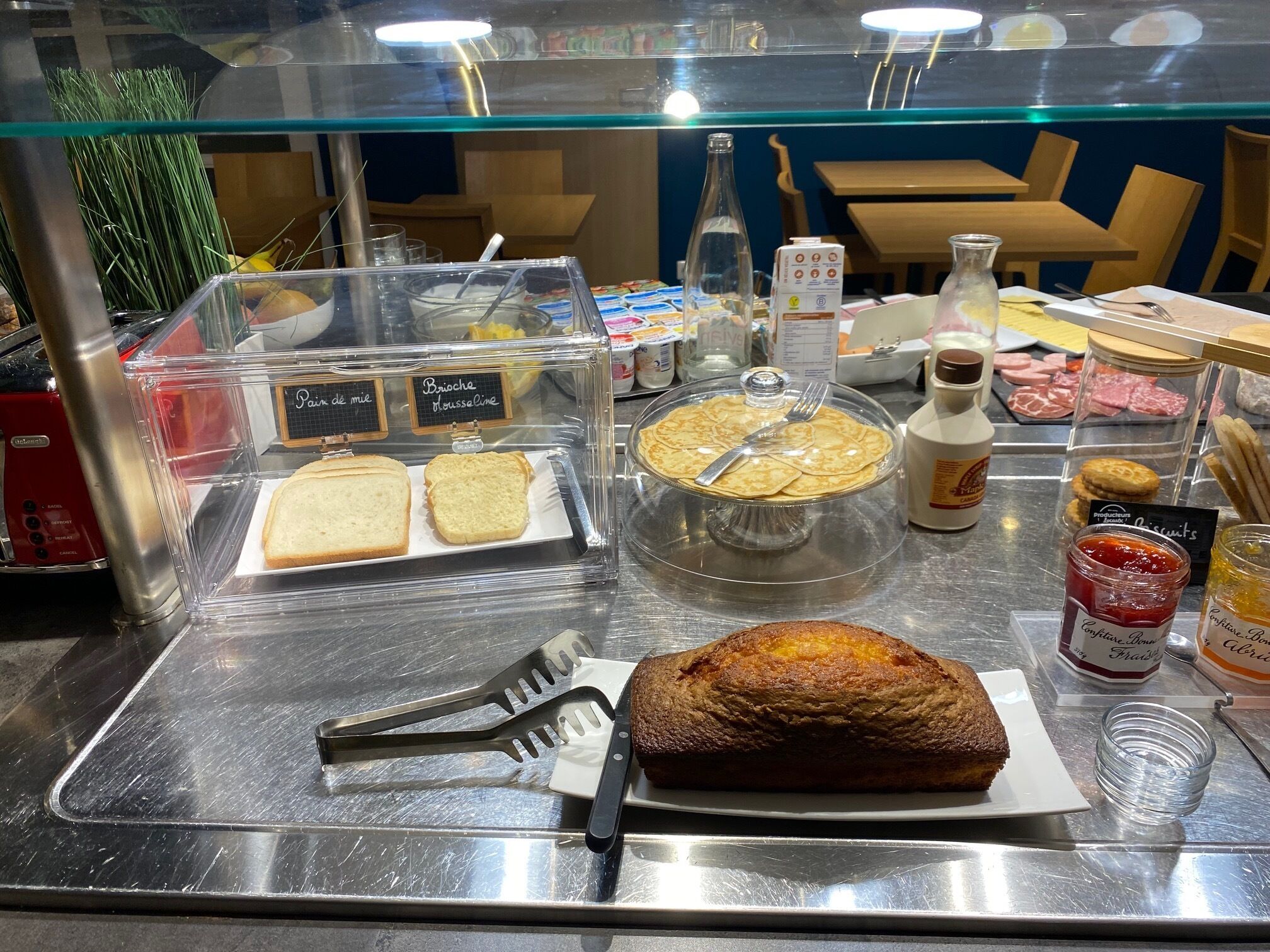 Un buffet de petit-déjeuner proposant une variété d'aliments et d'ustensiles.