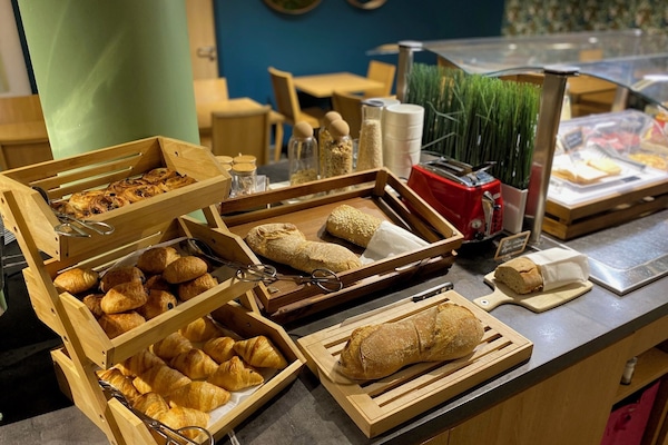 TĂ€gliches FrĂŒhstĂŒcksbuffet (12 EUR pro Person)