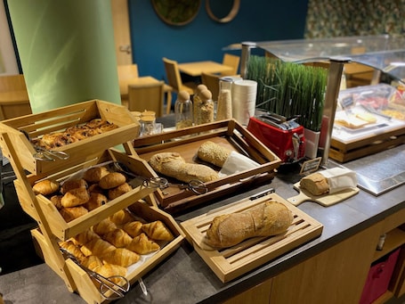 Daily buffet breakfast for a fee. Brit Hotel Reims Croix Blandin