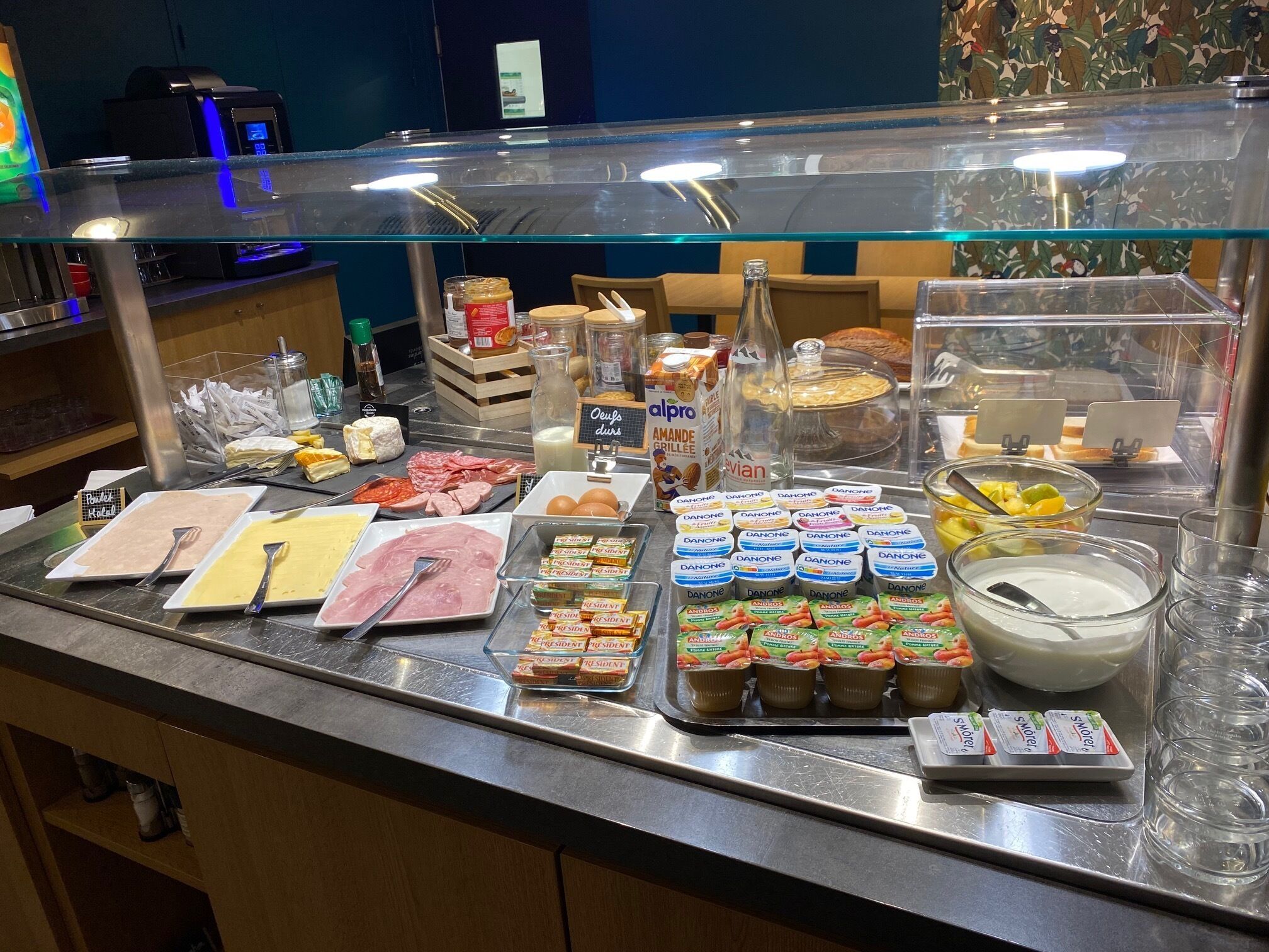 Un buffet de petit-déjeuner proposant une variété d’aliments et d’accompagnements.