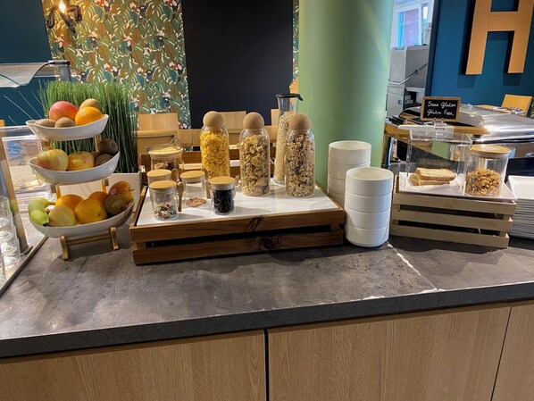 Dagelijks ontbijtbuffet (EUR 12 per persoon)