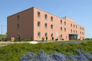 A pink building with a sign reading "Hotel Restaurant."