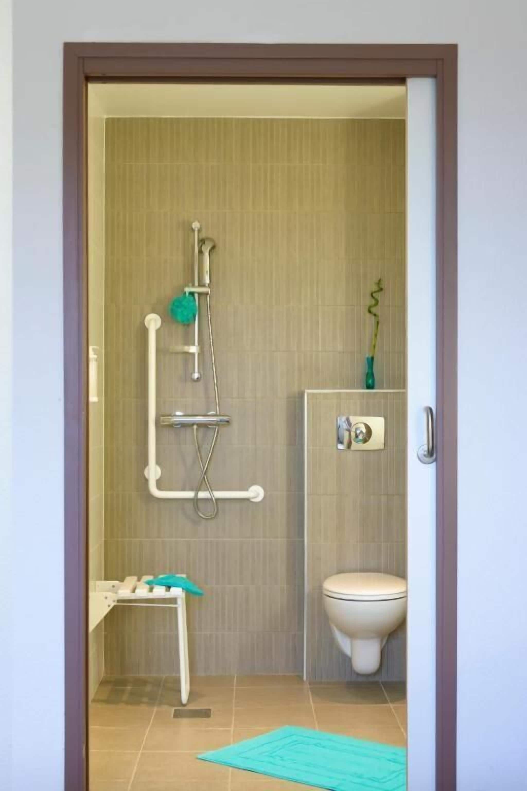 double or twin room, 1 bedroom, roll-in shower | bathroom | shower, free toiletries, towels