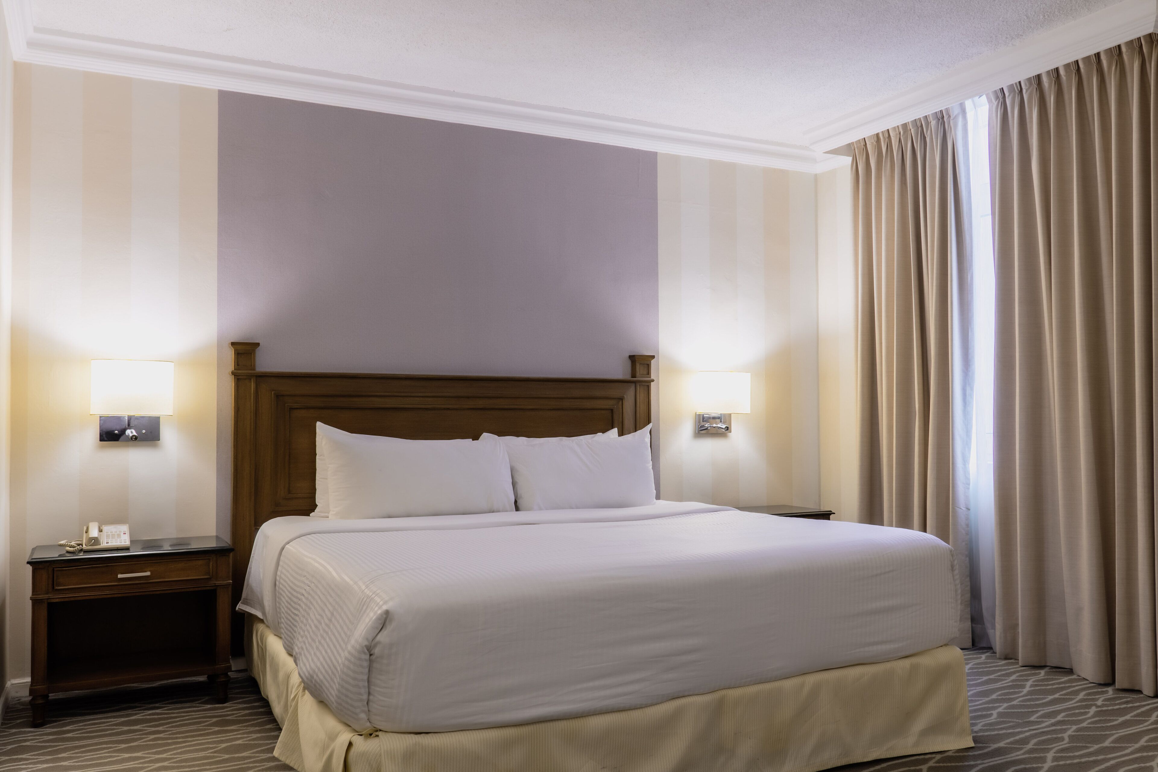 Luxe beddengoed, een kluis op de kamer, een bureau, geluiddichte muren