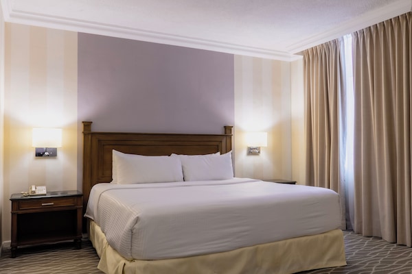 Luxe beddengoed, een kluis op de kamer, een bureau, geluiddichte muren