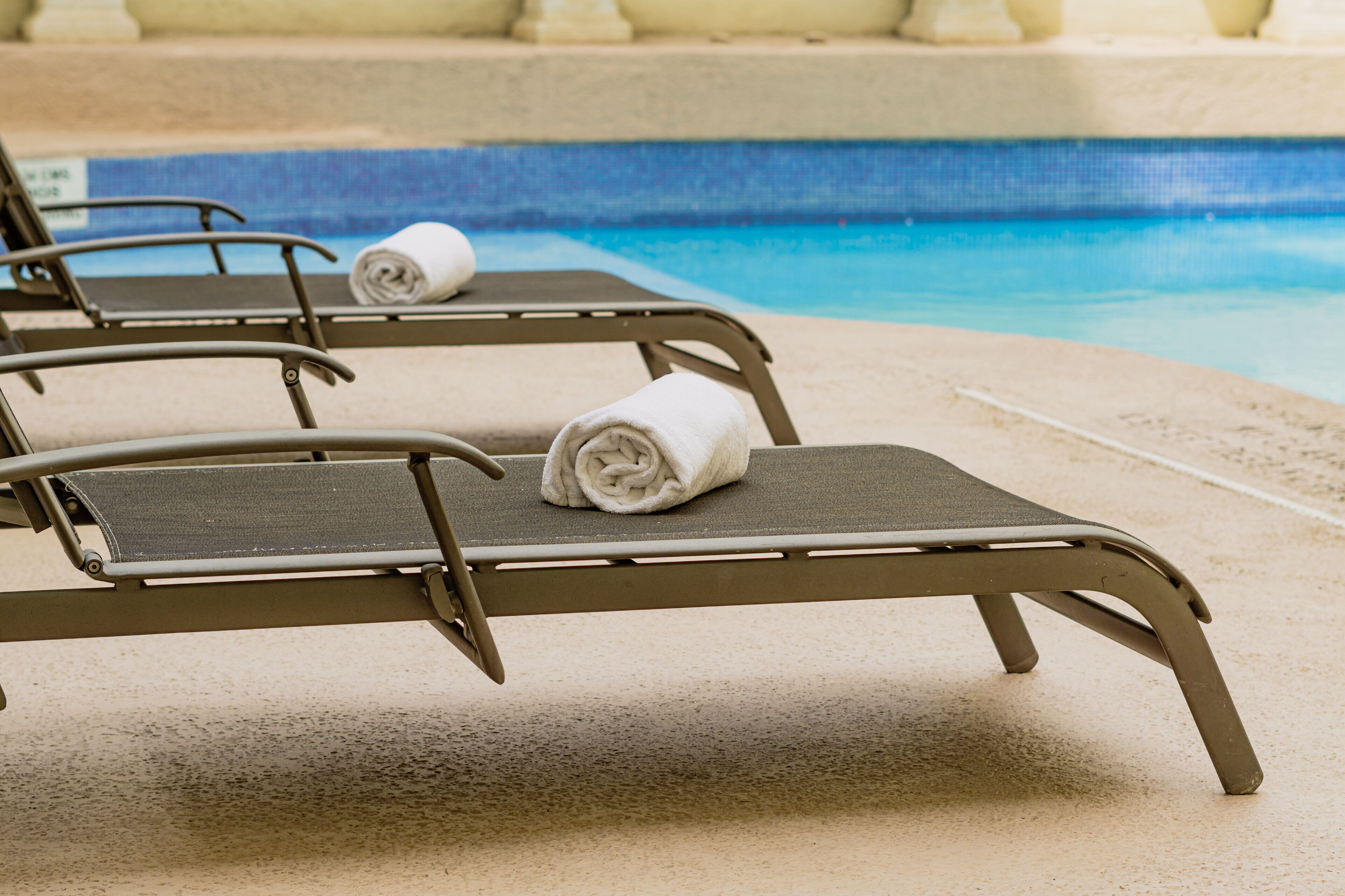 Piscina externa, guarda-sóis