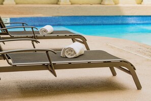A poolside area with lounge chairs and towels. - Gamma de Fiesta Americana Monterrey Gran Hotel Ancira (Monterrey)