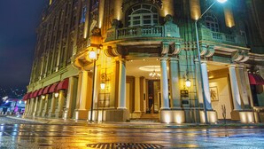 A historic building with ornate architecture, large columns, and a grand entrance. - Gamma de Fiesta Americana Monterrey Gran Hotel Ancira (Monterrey)