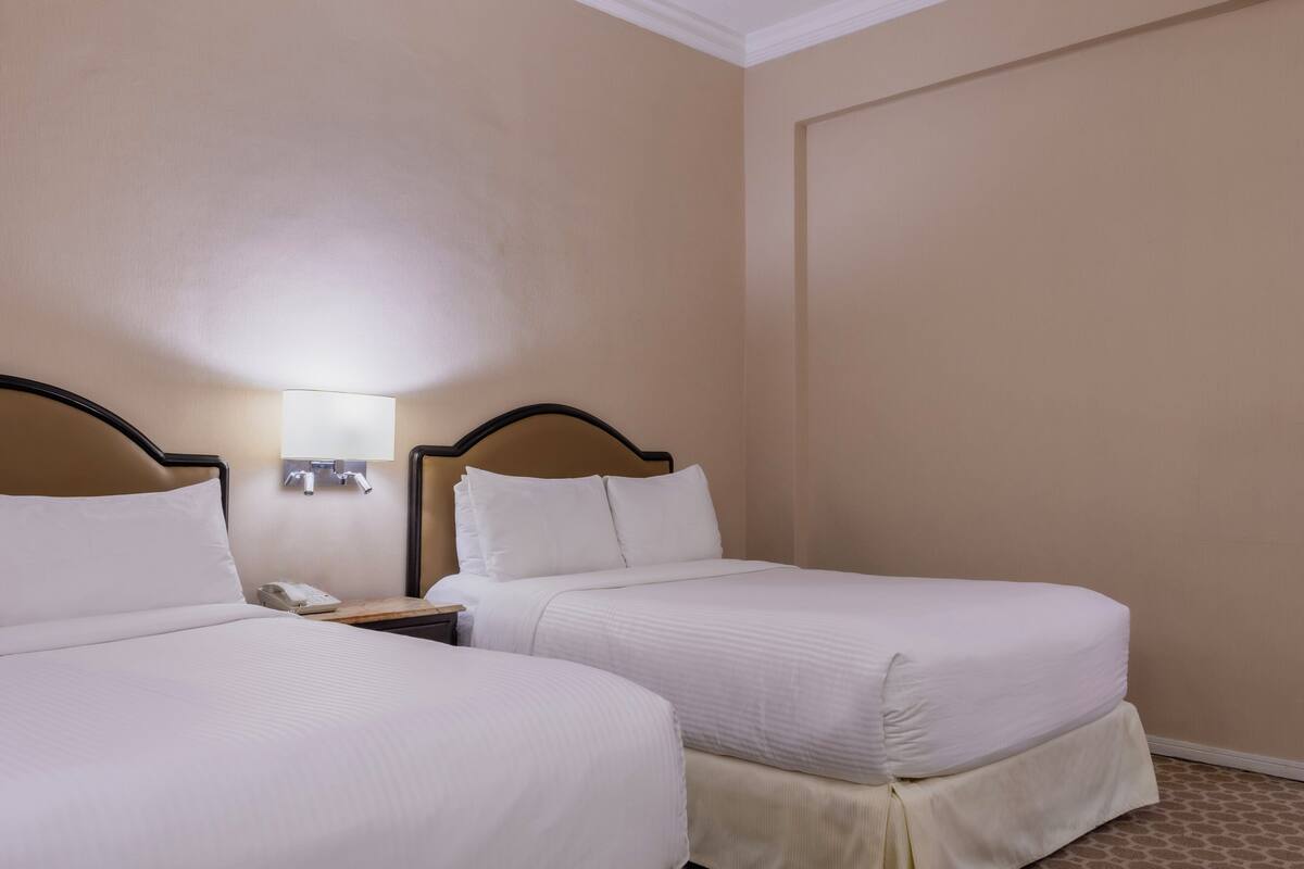 Kamar Superior, 2 Tempat Tidur Double | Seprai premium, brankas, meja kerja, dan kedap suara