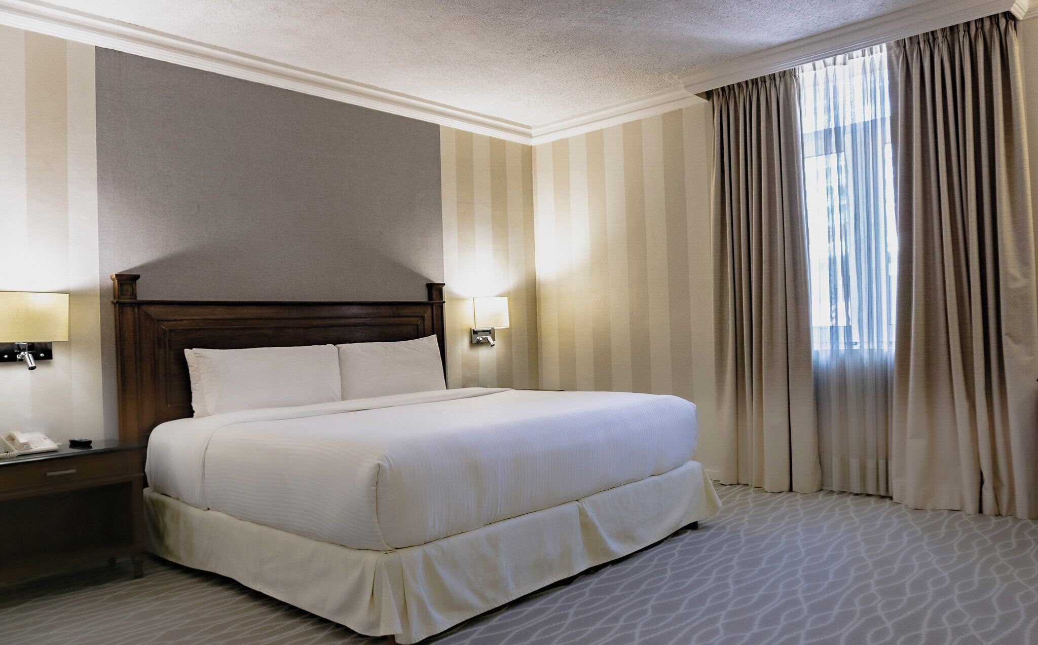 Ropa de cama de alta calidad y caja de seguridad en la habitación 