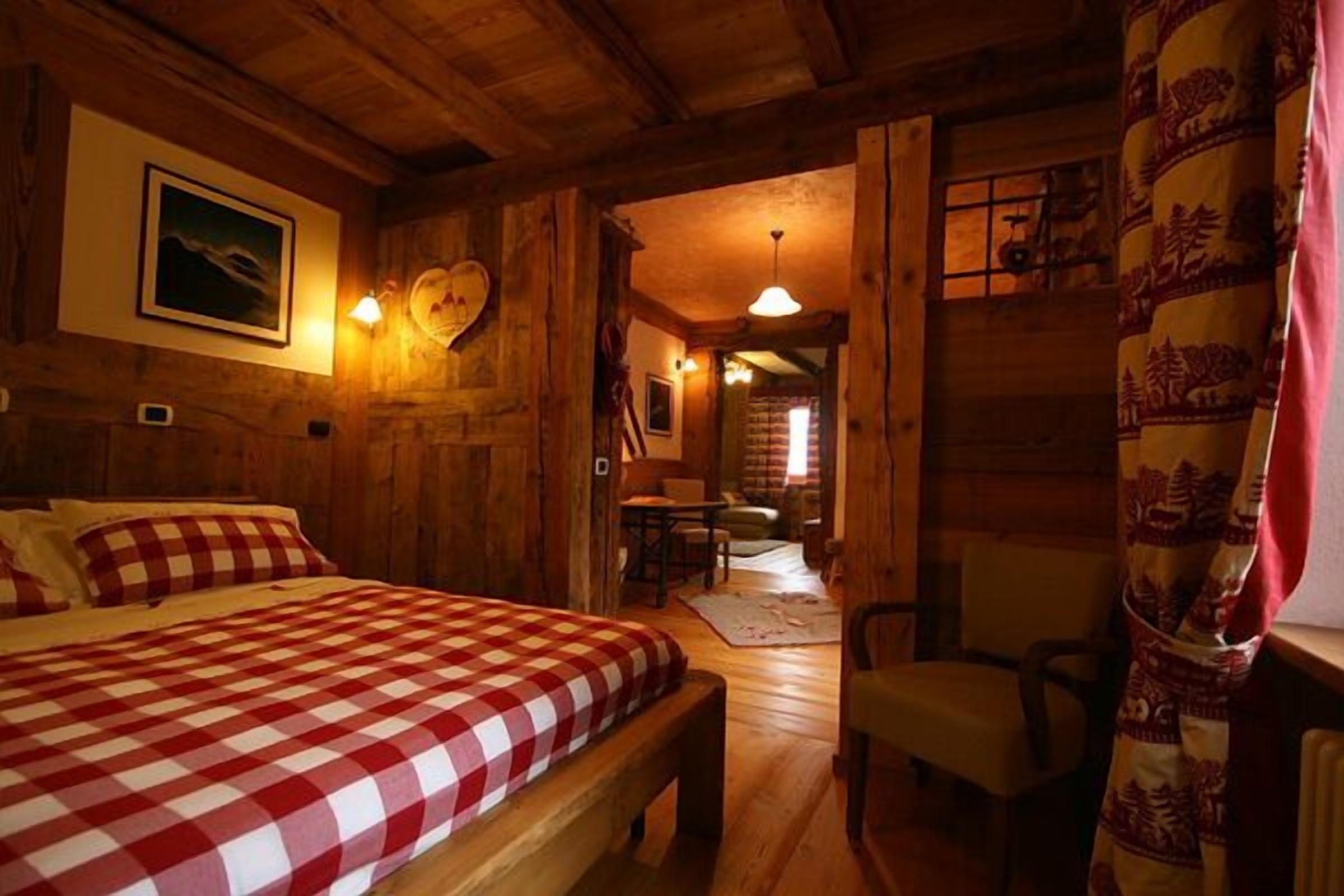 luxury suite | living area | flat-screen tv