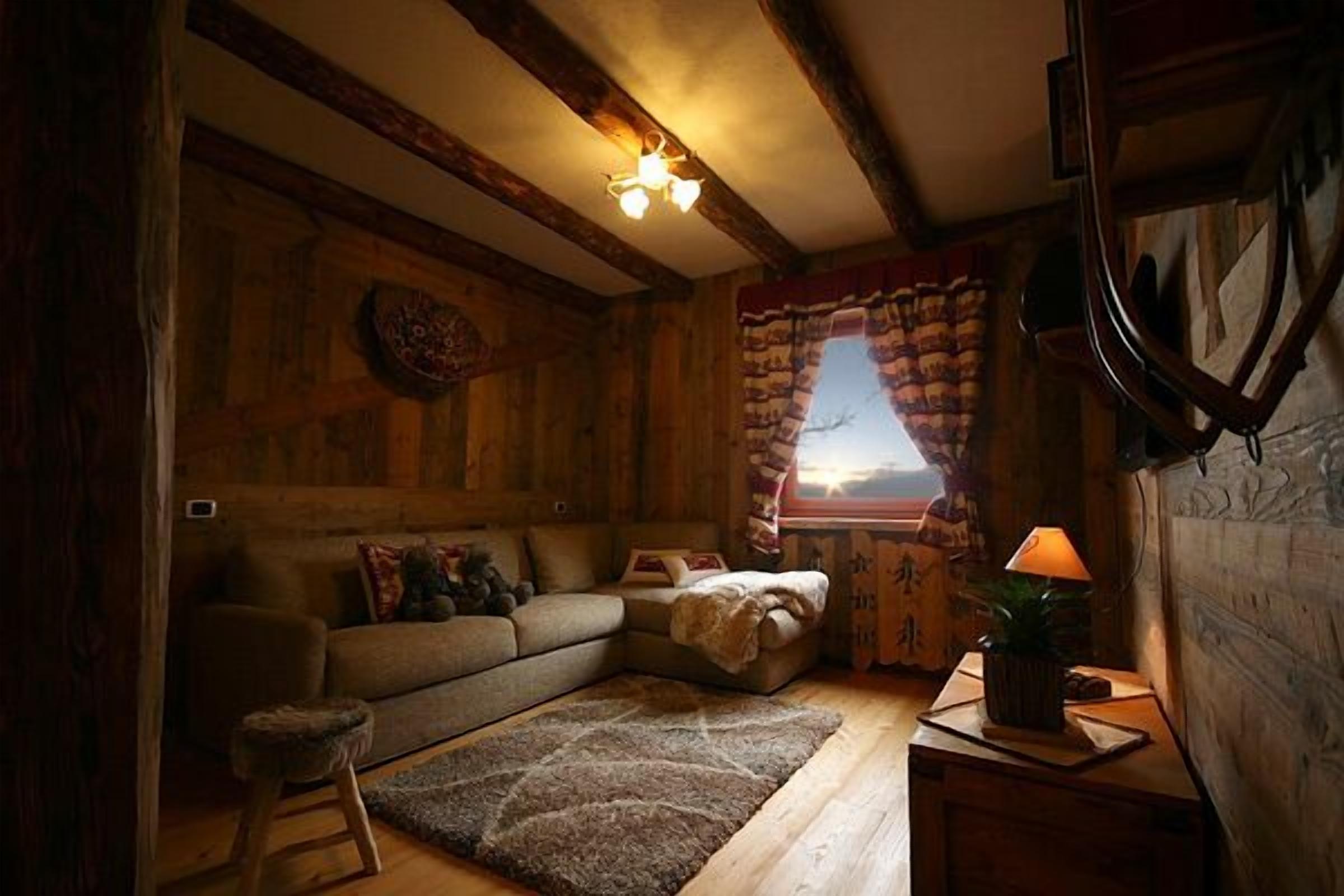 luxury suite | living area | flat-screen tv